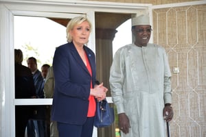 Marine Le Pen avec l’ancien président du Tchad, feu Idriss Déby Itno, à N’Djamena, le 21 mars 2017. © BRAHIM ADJI/AFP