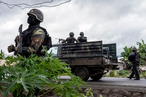 Des soldats du gouvernement à Ekona, au Cameroun, le 3 octobre 2018. © ASHLEY GILBERTSON/NYT/REDUX/REA