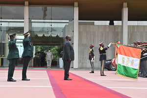 Le vice-président Tiémoko Meyliet Koné salue le drapeau national ivoirien après avoir prêté serment au palais présidentiel d’Abidjan le 20 avril 2022. © ISSOUF SANOGO/AFP