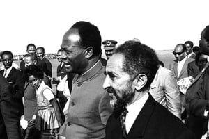 Kwame Nkrumah (premier plan,à g.), président du Ghana, est accueilli à l’aéroport d’Addis-Abeba par Haïlé Selassié, empereur d’Éthiopie (à dr.), le 23 mai 1963. © Archives JA