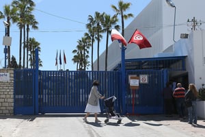 Devant l’un des bureaux de vote, au lycée Gustave-Flaubert, à La Marsa, dans la banlieue nord de Tunis. © Yassine Gaidi/Anadolu Agency via AFP