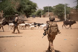 Des soldats français de Barkhane à Gossi, le 14 avril 2022. © Tanguy Vabatte