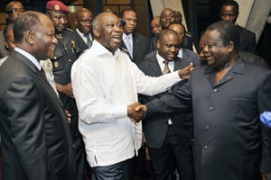 De g. à dr., Alassane Ouattara, Laurent Gbagbo et Henri Konan Bédié, à Abidjan, le 30 juin 2010. Au deuxième rang, Guillaume Soro, alors Premier ministre. © SIA KAMBOU/AFP