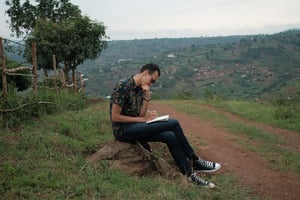 Gaël Faye au Rwanda pendant le tournage du documentaire Le Silence des mots. © Sébastien Daguerressar / Babel Doc