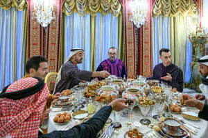 Le roi Mohammed VI donnant un iftar en l’honneur de Mohammed Ben Zayed Al Nahyane, à Rabat, le 9 avril. © map