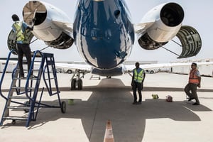 Vérification et entretien d’un appareil à l’aéroport international Blaise Diagne de Dakar, en mai 2020. © JOHN WESSELS/AFP