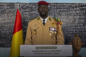Le colonel Mamadi Doumbouya, lors d’un discours prononcé depuis une salle de classe de Boffa, le 30 avril 2022. © Présidence de la République de Guinée