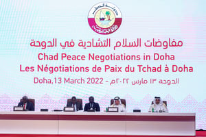 Des pariticpants au pré-dialogue pour la paix au Tchad, lors de leur ouverture, à Doha (Qatar), le 13 mars 2022. Participants take their seats on the podium as the Chad Peace Negotiations start in Qatar’s capital Doha, on March 13, 2022.
© KARIM JAAFAR/AFP