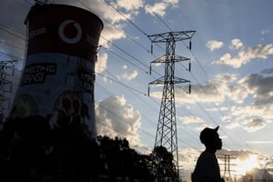 Des pilones électriques appartenant à Eskom, à Soweto, en Afrique du Sud, en mars 2021. © Siphiwe Sibeko/Reuters.