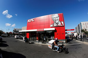 Sur le continent, KFC est présent dans 25 pays à travers plus de 1 300 points de vente. Ici à Cape Town, en Afrique du Sud. © Mike Hutchings/REUTERS