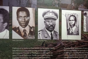 La photo de Laurent Bucyibaruta (à gauche) est exposée au Centre commémoratif du génocide de Murambi, à Nyamagabe © Simon WOHLFAHRT / AFP