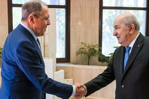 Le chef de la diplomatie russe, Sergueï Lavrov (à g.), reçu par le président algérien Abdelmadjid Tebboune, à Alger, le 10 mai 2022. © RUSSIAN FOREIGN MINISTRY/AFP