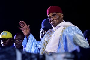 L’ancien président sénégalais Abdoulaye Wade salue ses partisans en arrivant au siège de son parti, à Dakar, le 7 février 2019. © SEYLLOU/AFP