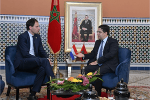 Le ministre marocain des Affaires étrangères Nasser Bourita (à dr.) avec son homologue néerlandais, Wopke Hoekstra, le 11 mai, à Marrakech.