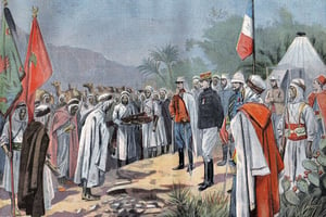 Le général Hubert Lyautey (1854-1934) obtenant la soumission d’une tribu rebelle du Sahara, au Maroc. Gravure parue dans « Le Petit Parisien », le 22 juillet 1906. © Selva/leemage via AFP