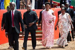 Le président burundais Évariste Ndayishimiye et son épouse, Angeline Ndayubaha (au centre), lors de la cérémonie d’investiture, à Gitega, le 18 juin 2020. © Evrard Ngendakumana/REUTERS