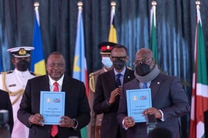 Les présidents Uhuru Kenyatta et Félix Tshisekedi, le 8 avril 2022 à Nairobi. © Tony KARUMBA / AFP