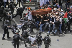 Des policiers israéliens ont tenté de disperser à coups de matraque la foule qui accompagnait la journaliste Shireen Abou Akleh à sa dernière demeure, à Jérusalem, le 13 mai 2022. © Maya Levin/AP/SIPA
