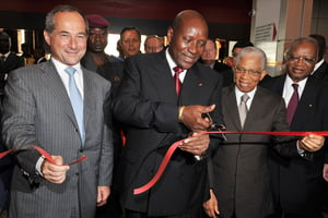 Frédéric Oudea, DG de Société Générale,Daniel Kablan Duncan, Premier ministre ivoirien, Marcel Zady Kessi, le président du CES de Côte d’Ivoire, et Tiémoko Coulibaly, PCA de la Société Générale de Banque en Côte d’Ivoire (SGBCI) (de g. à dr.) lors de l’inauguration du siège de la SGBCI à Abidjan, le 10 janvier 2013. © AFP PHOTO / ISSOUF SANOGO (Photo by ISSOUF SANOGO / AFP)