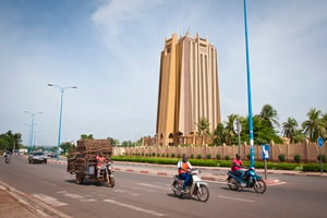 Circulation à Bamako, au Mali, devant le siège de la Banque centrale des États d’Afrique de l’Ouest (BCEAO), en juin 2019. (illustration) © Vincent Fournier/JA.