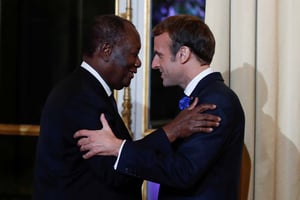 Alassane Ouattara et Emmanuel Macron, lors du dîner au palais de l’Élysée à Paris, le 11 novembre 2021, lors du Forum de Paris sur la paix. © GONZALO FUENTES/POOL/AFP