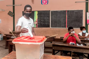 Un électeur dans un bureau de vote à Cotonou, le 17 mai 2020. © YANICK FOLLY/AFP