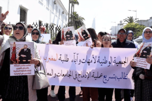 Des parents d’étudiants revenus d’Ukraine manifestent à Rabat, le 5 mai 2022. © DR