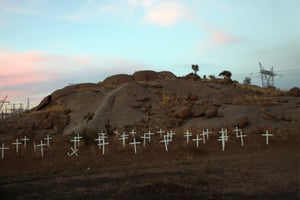 Photographie d’Alon Skuy représentant les tombes des 34 mineurs tués lors des terribles manifestations de Marikana, en août 2012, en Afrique du Sud. © Alon Skuy.