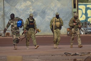 Cette photographie non datée remise par l’armée française montre trois mercenaires russes, à droite, dans le nord du Mali. © French Army via AP