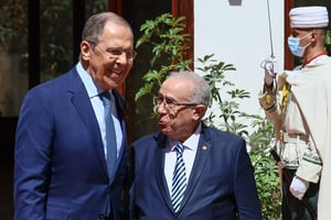 Le chef de la diplomatie algérienne Ramtane Lamamra (à dr.) avec son homologue russe Sergueï Lavrov, à Alger, le 10 mai 2022. © Russian Foreign Ministry / Sputnik via AFP
