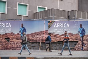 Banderole déployée en l’honneur du sommet de l’Union africaine, à Addis-Abeba, le 24 mai 2022. © Eduardo Soteras/AFP