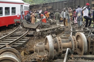 Des passagers s’échappent du site de l’accident ferroviaire d’Eseka, le 21 octobre 2016, au Cameroun. © AFP.