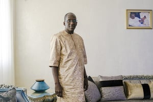 Abdoulaye Diouf Sarr, alors ministre de la Santé et de l’Action sociale du Sénégal, pose dans sa maison à Yoff le 12 janvier 2022. © Carmen Abd Ali pour JA.