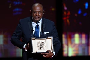 L’acteur africain-américain Forest Whitaker lors de la remise de sa Palme d’or d’honneur pendant la cérémonie d’ouverture du 75e Festival de Cannes, en France, le 17 mai 2022. © CHRISTOPHE SIMON / AFP.