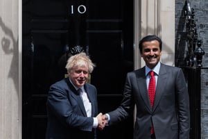Le Premier ministre britannique Boris Johnson accueille l’émir du Qatar Sheikh Tamim Bin Hamad Al Thani au 10 Downing Street, le 24 mai 2022. © Wiktor Szymanowicz/ANADOLU via AFP