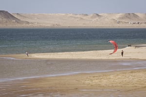 Kitesurf sur une plage de Dakhla, une zone particulièrement venteuse, dans le sud du royaume. © Vincent Fournier/JA