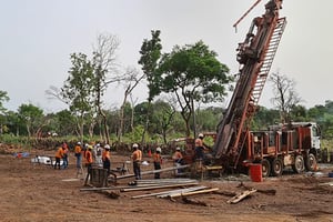 Premiers forages sur la site minier de Bankan, en Guinée. © DR