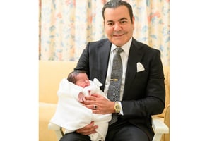 Le prince Moulay Rachid avec son second fils. © MAP