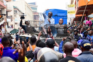 Le chef de l’opposition ougandaise Kizza Besigye lors d’une manifestation contre la flambée des prix à la consommation à Kampala, en Ouganda, le 24 mai 2022. © REUTERS/Abubaker Lubowa