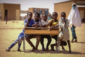 Des enfants nigériens assis à un pupitre pendant la visite du ministre allemand des Affaires étrangères à Ouallam, le 14 avril 2022. © Kay Nietfeld/dpa/ZUMA Press/REA