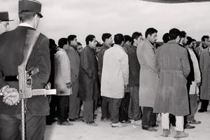 Des Algériens arrêtés lors de la manifestation du 17 octobre 1961, à Paris. © UPI/AFP