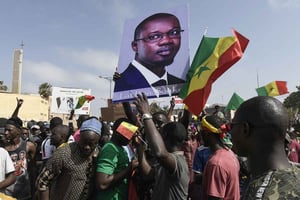 Un portrait de l’opposant et maire de Ziguinchor Ousmane Sonko lors du rassemblement de l’opposition place de l’Obélisque à Dakar, le 8 juin 2022. © SEYLLOU/AFP