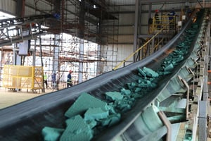 Morceaux de cobalt dans une usine de Lubumbashi (RD Congo). Ils seront ensuite exportés, principalement en Chine, pour être raffinés. La RDC est le premier producteur mondial de cobalt. © SAMIR TOUNSI / AFP