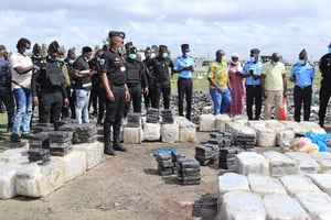Lors de la présentation de la saisie de cocaïne, avant que le stock ne soit détruit, à Abidjan, le 27 avril 2022. © DR / Direction générale de la police nationale ivoirienne