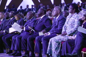 Alassane Ouattara (au centre) assiste à la cérémonie d’ouverture de l’Africa CEO Forum à Abidjan, le 13 juin 2022. © Hilaire Djedje/AFRICA CEO FORUM