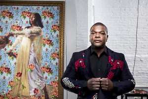 Kehinde Wiley devant un tableau de 2012 « Judith décapitant Holopherne », dans son atelier de Brooklyn à New York, le 19 janvier 2015. © CHAD BATKA/The New York Times-REDUX-REA