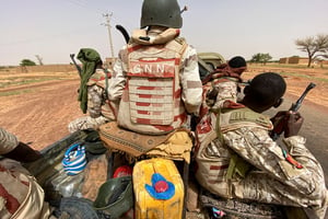 Les Forces armées nigériennes (FAN) en patrouille près de Ouallam, dans la région de Tillabéri, le 6 juillet 2021. © Media Coulibaly/REUTERS