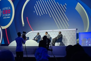 Macky Sall, Mohamed Bazoum et Tiémoko Meyliet Koné au panel de clôture de l’ACF à Abidjan, le 14 juin 2022.