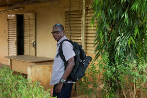 Le journaliste Moussa Aksar, directeur de publication de L’Événement, le 16 mai 2022, à Niamey. © TAGAZA DJIBO pour JA