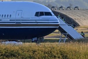 Le Boeing 767 qui était censé emmener des migrants expulsés du Royaume-Uni vers le Rwanda, à la base militaire d’Amesbury, le 14 juin 2022. © AFP